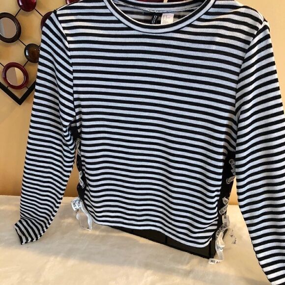 NEW DIVIDED LIGHTWEIGHT CRISS-CROSS TIE SWEATER M - Picture 2 of 11